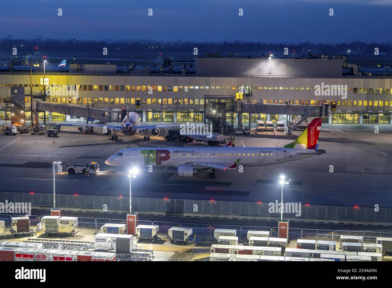 Aeroporto di Duesseldorf, aeromobili sul piazzale e al Terminal A, magazzino per dispositivi di carico unitario, ULD, container merci, container bagagli, Nord Rhin Foto Stock