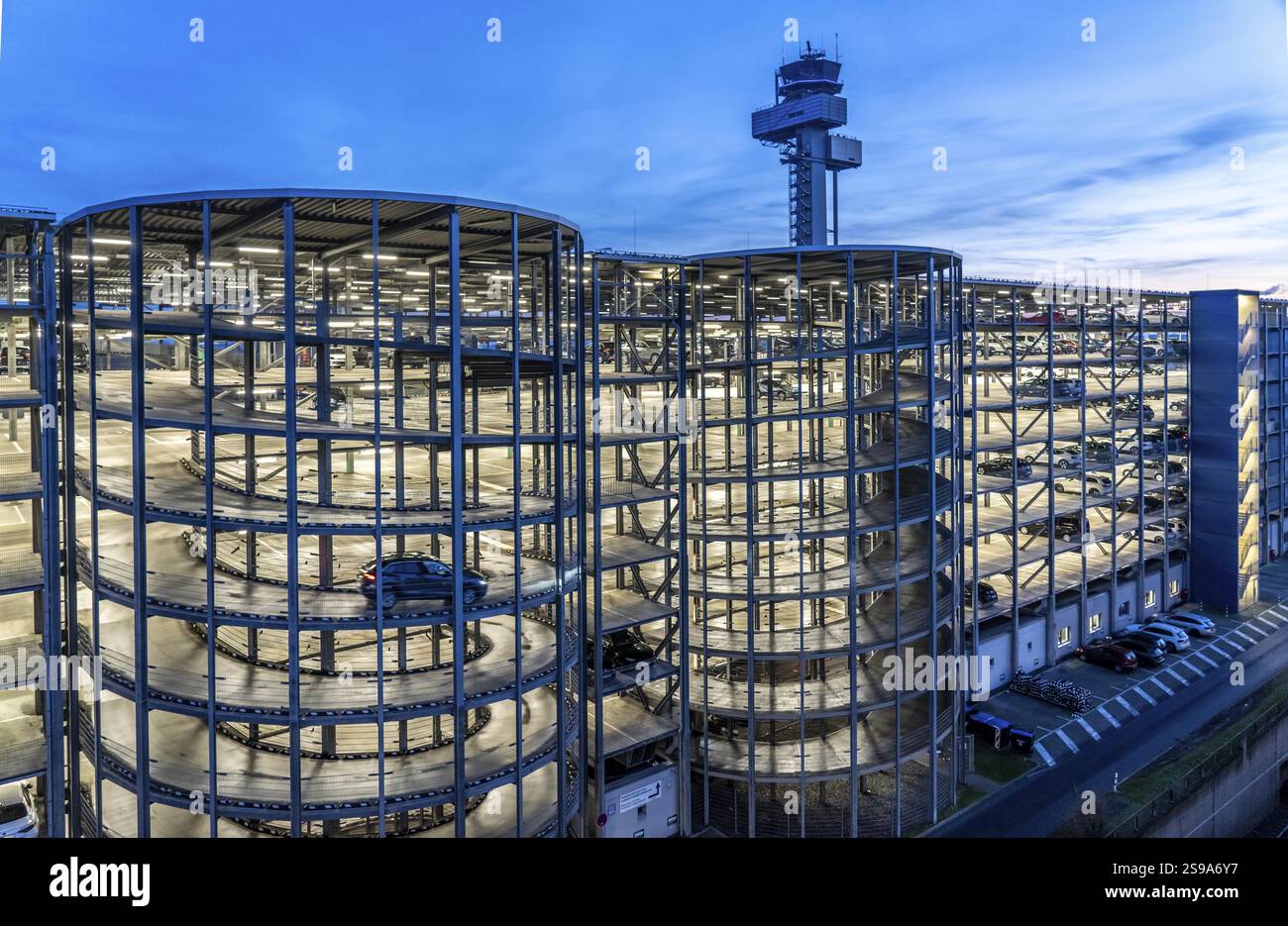 Aeroporto di Duesseldorf, torre tedesca di controllo del traffico aereo, DFS, parcheggio, Renania settentrionale-Vestfalia, Germania, Europa Foto Stock