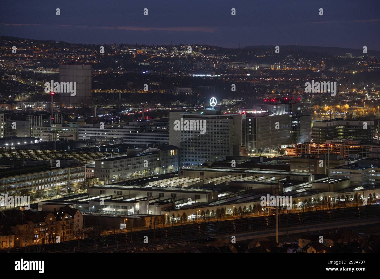 Vita notturna urbana con edifici industriali illuminati e luci della città, Mercedes Benz, stabilimento Stuttgart-Untertuerkheim, Baden-Wuerttemberg, Germania, EUR Foto Stock