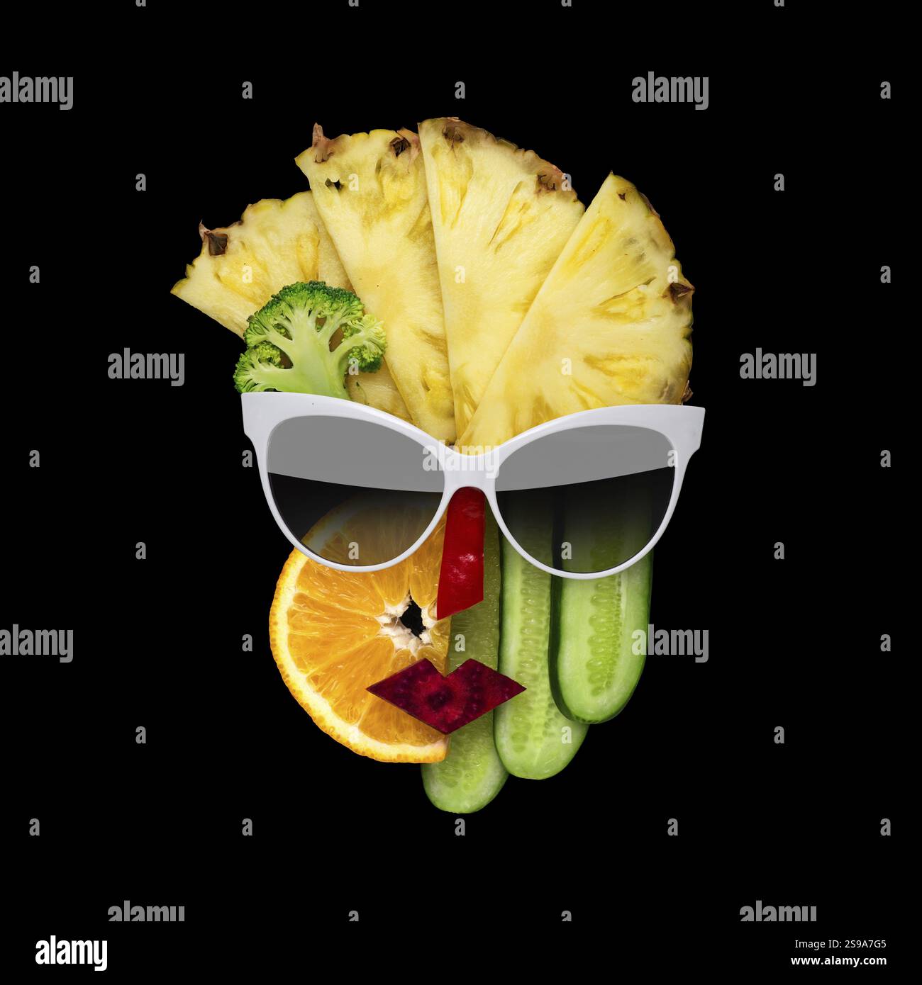 Foto creativa di un volto femminile in stile cubista con occhiali da sole fatti di frutta e verdura, su sfondo nero Foto Stock
