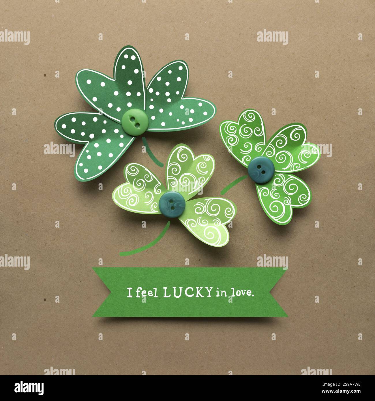 Foto creativa del concetto di St Patricks Day di shamrock di carta su sfondo marrone Foto Stock