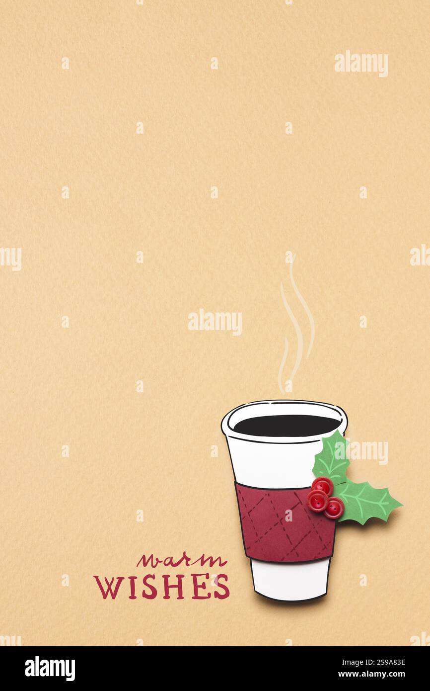 Foto creativa della tazza da caffè natalizia in carta da asporto su sfondo marrone Foto Stock