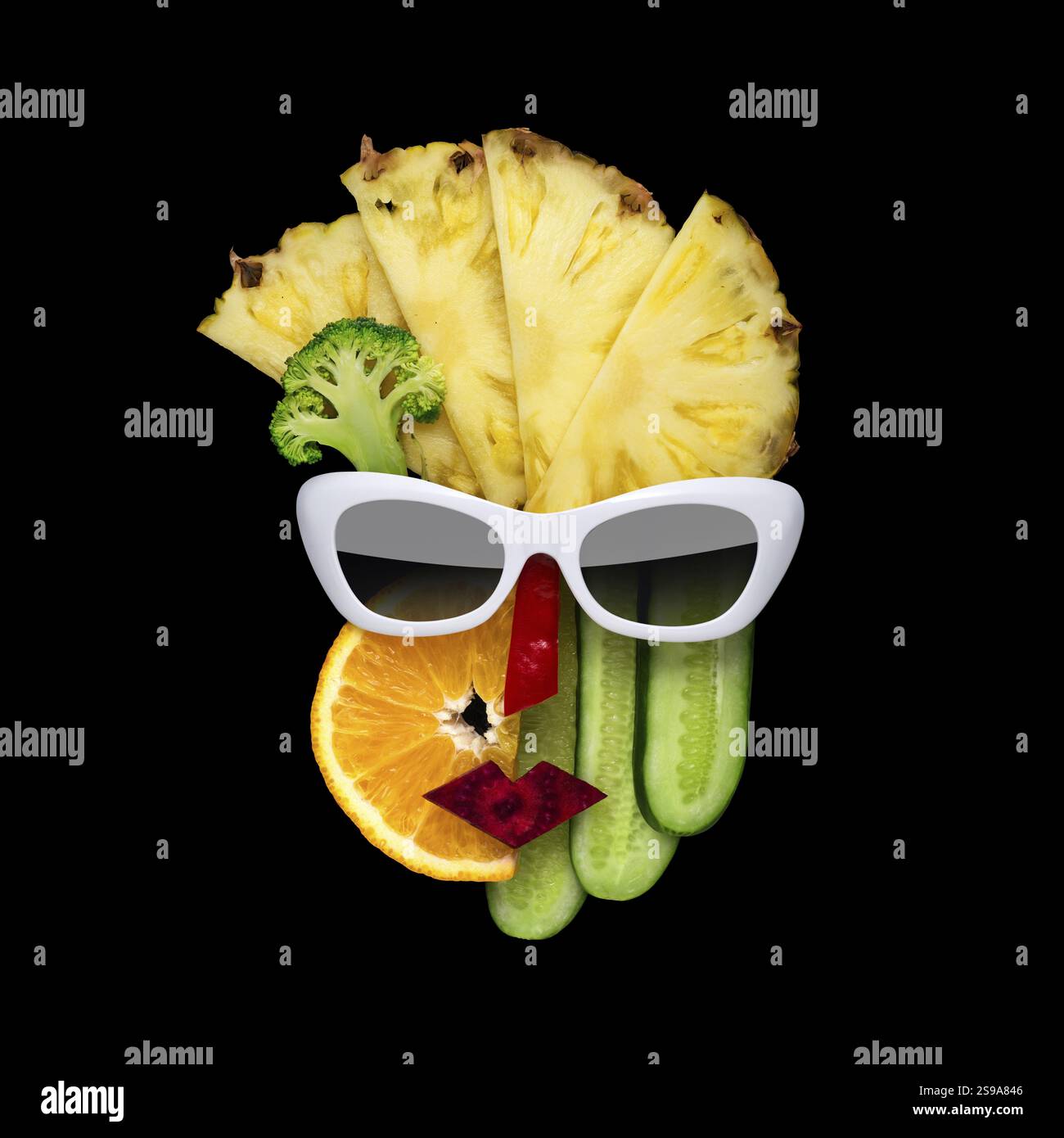 Foto creativa di un volto femminile in stile cubista con occhiali da sole fatti di frutta e verdura, su sfondo nero Foto Stock