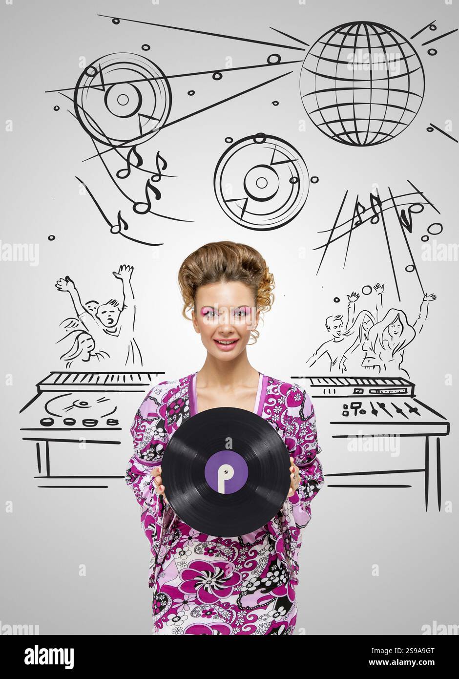 Foto colorata di un DJ hippie alla moda alla festa di ballo che tiene tra le mani un disco in vinile retrò su uno sfondo grigio abbozzato di A. Foto Stock