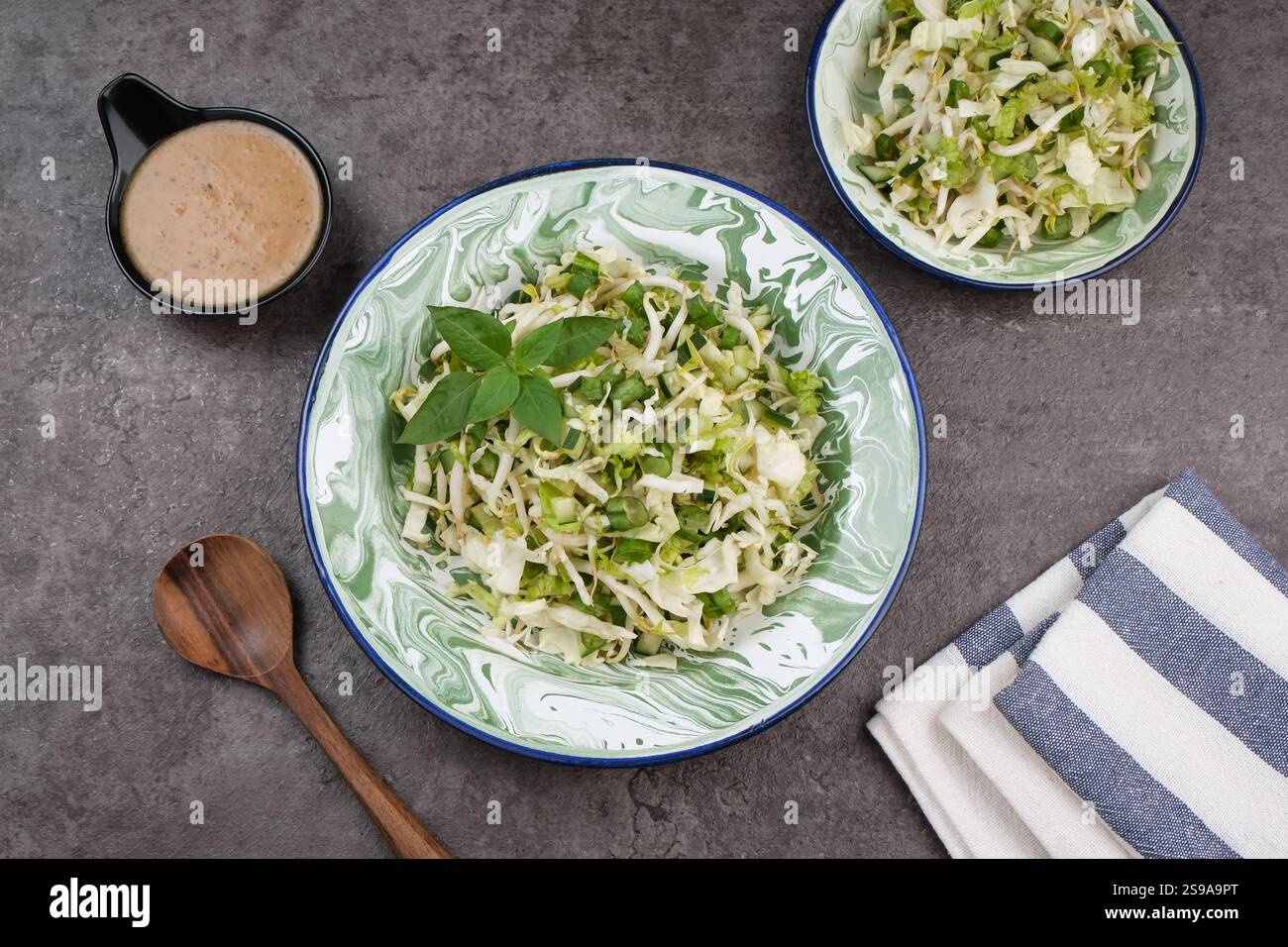 Karedok, insalata di verdure crude con salsa di arachidi, piatto tipico della Sundanese. Cibo indonesiano Foto Stock