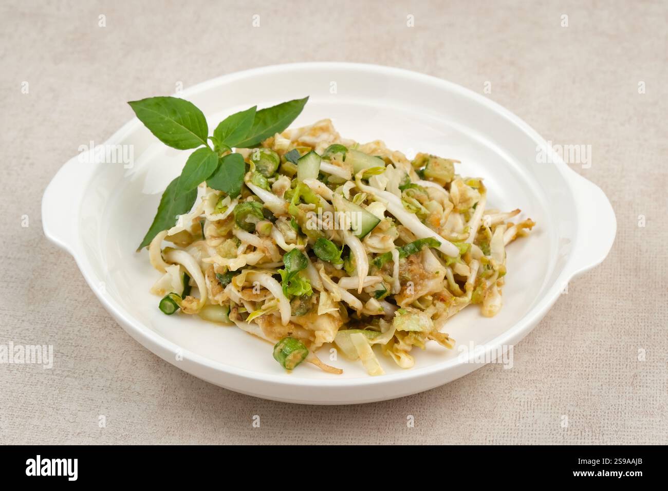Karedok, insalata di verdure crude con salsa di arachidi, piatto tipico della Sundanese. Cibo indonesiano Foto Stock