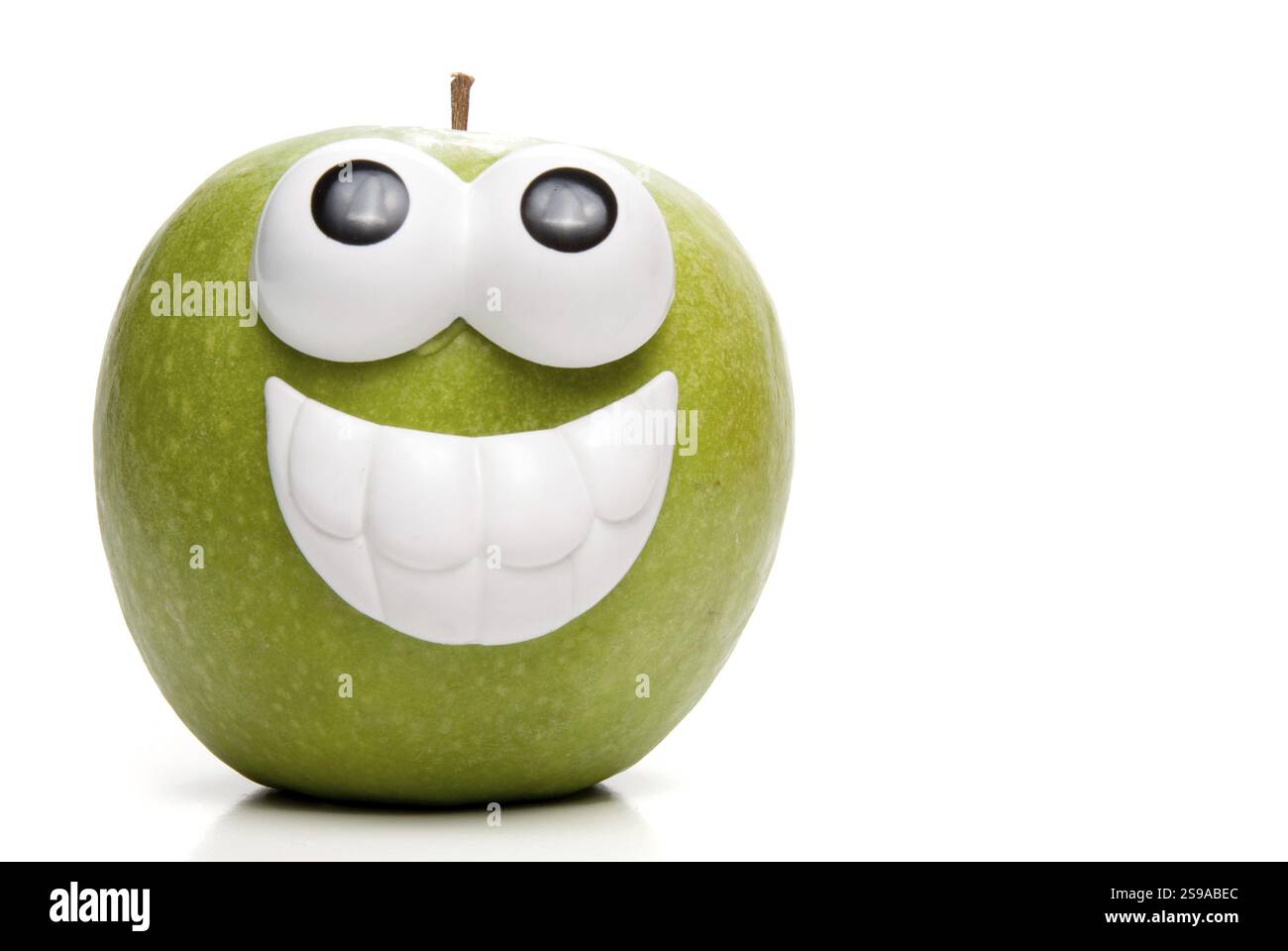 Una mela verde Granny Smith molto felice Foto Stock