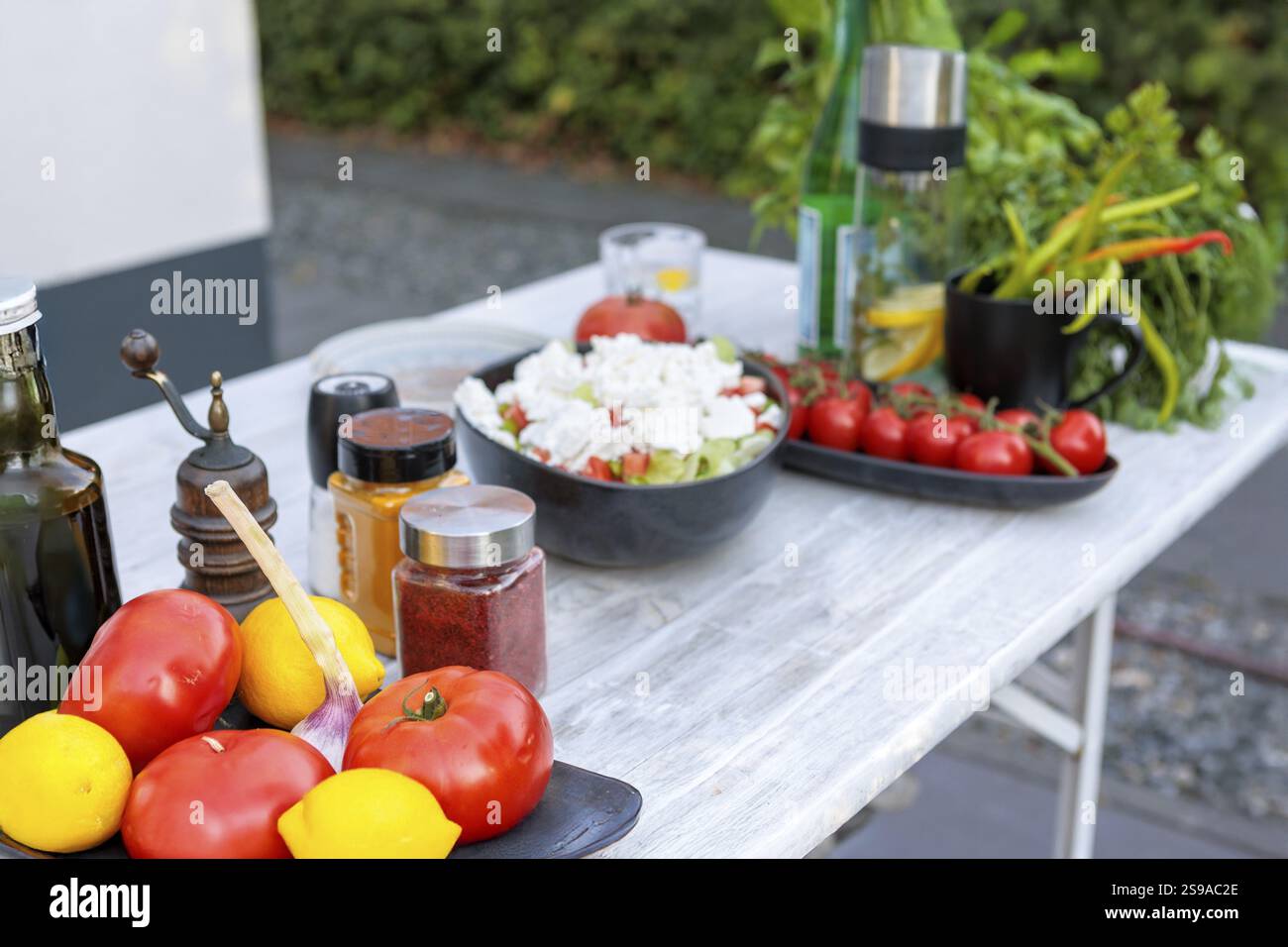Ingredienti freschi per cucinare sul tavolo all'aperto Foto Stock