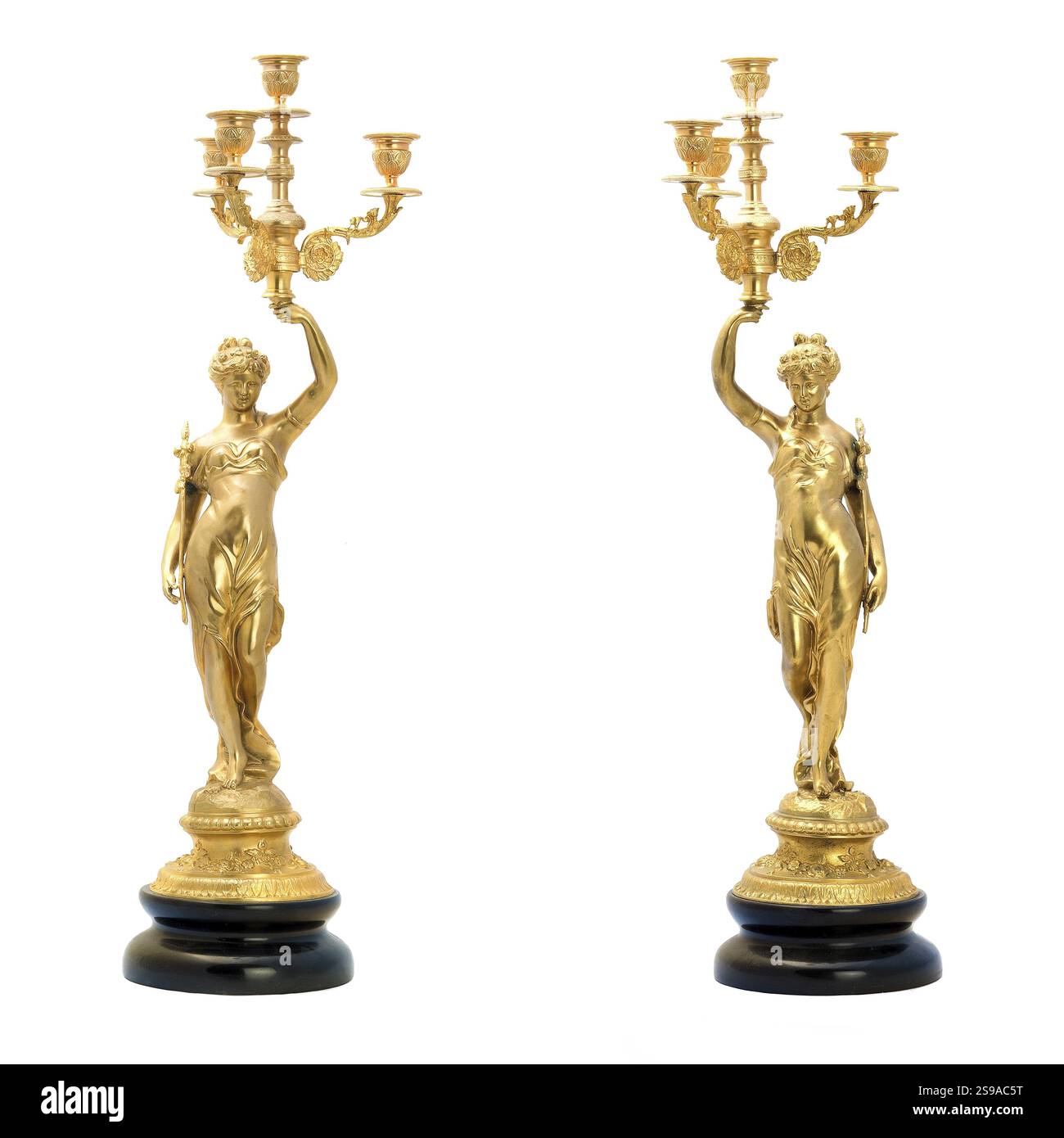 Due antichi candelabri dorati a forma di figure femminili. Immagine isolata Foto Stock