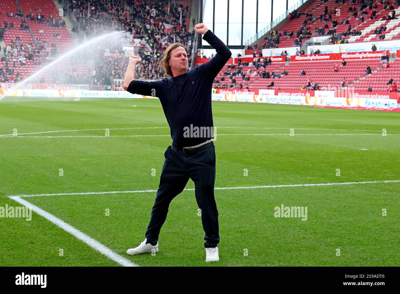 Mainz, Deutschland 25. Gennaio 2025: 1. BL - 2024/2025 - FSV Mainz 05 vs. VfB Stuttgart Im Bild: Allenatore Bo Henriksen (Mainz) gibt schon eine Stunde vor Spielbeginn Vollgas und rennt zur Fankurve. // le normative DFL vietano qualsiasi uso di fotografie come sequenze di immagini e/o quasi-video // credito: dpa Picture Alliance/Alamy Live News Foto Stock