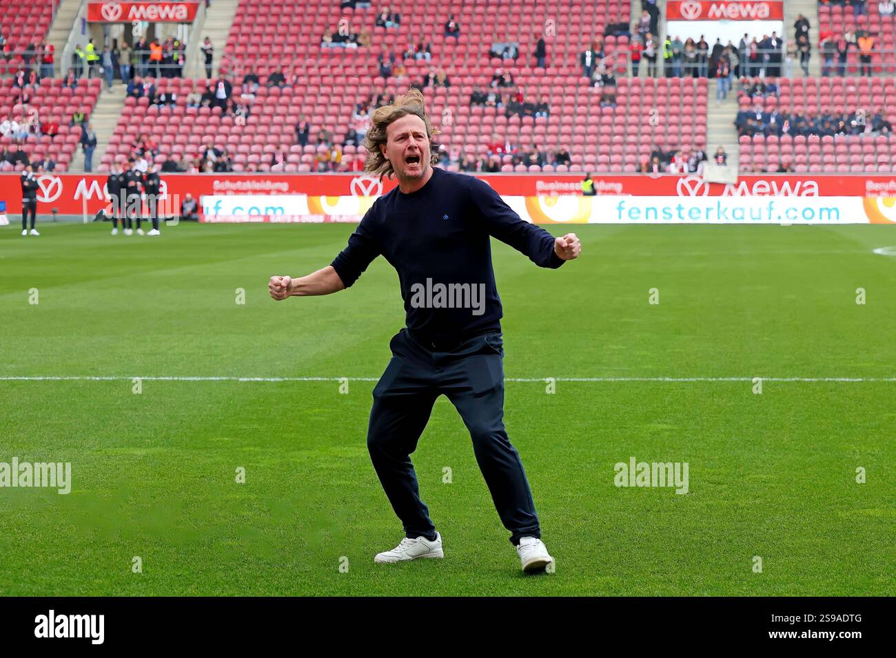 Mainz, Deutschland 25. Gennaio 2025: 1. BL - 2024/2025 - FSV Mainz 05 vs. VfB Stuttgart Im Bild: Allenatore Bo Henriksen (Mainz) gibt schon eine Stunde vor Spielbeginn Vollgas und rennt zur Fankurve. // le normative DFL vietano qualsiasi uso di fotografie come sequenze di immagini e/o quasi-video // credito: dpa Picture Alliance/Alamy Live News Foto Stock