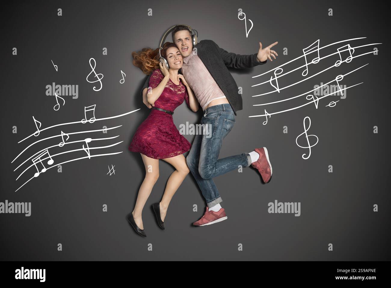 Happy valentines Love story concetto di una coppia romantica che condivide le cuffie e ascolta la musica con disegni di gesso Foto Stock