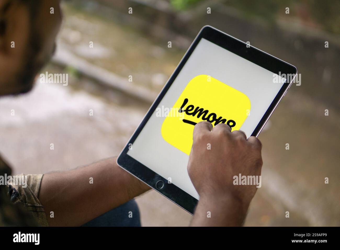 Piattaforma di condivisione dei contenuti aperta con l'app Lemon8 della comunità giovanile. Lemon8 è un'app di social media per la condivisione di video e foto di proprietà di ByteDance Foto Stock