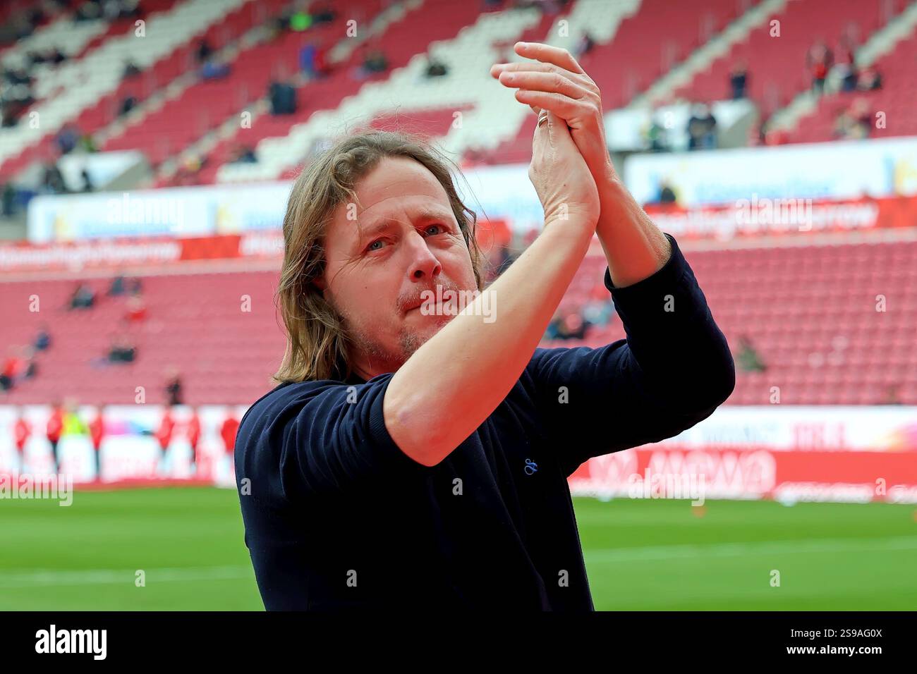 Mainz, Deutschland 25. Gennaio 2025: 1. BL - 2024/2025 - FSV Mainz 05 vs. VfB Stuttgart Im Bild: Allenatore Bo Henriksen (Mainz) klatscht vor dem Fanblock dem Anhang zu. // le normative DFL vietano qualsiasi uso di fotografie come sequenze di immagini e/o quasi-video // Foto Stock