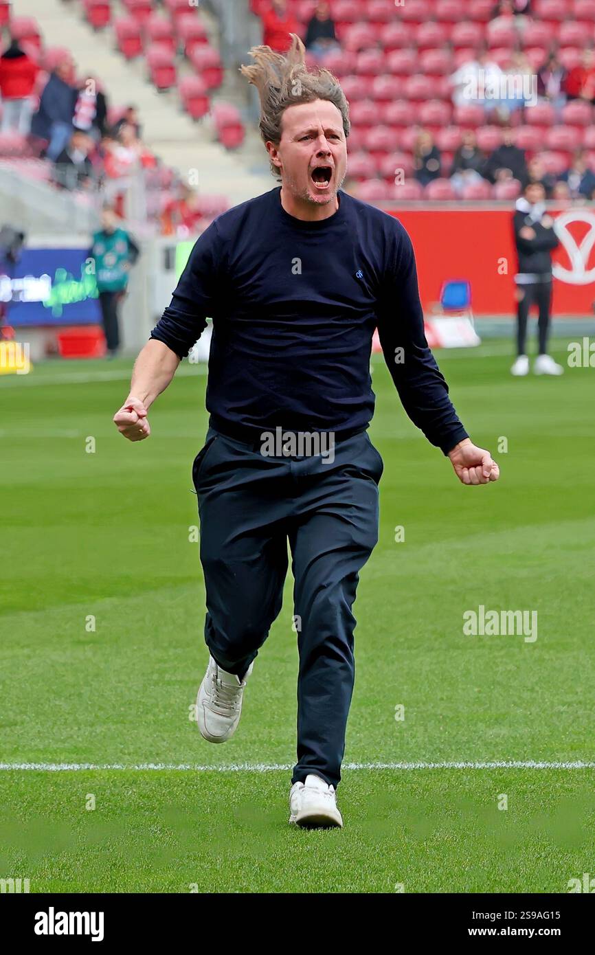Mainz, Deutschland 25. Gennaio 2025: 1. BL - 2024/2025 - FSV Mainz 05 vs. VfB Stuttgart Im Bild: Allenatore Bo Henriksen (Mainz) stuermt enthusiastisch auf den Platz. // le normative DFL vietano qualsiasi uso di fotografie come sequenze di immagini e/o quasi-video // Foto Stock