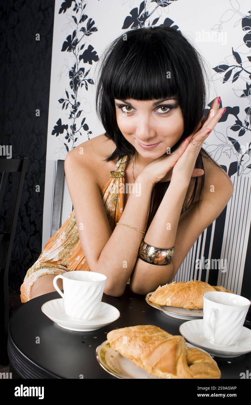 Ritratto di una bella donna al ristorante, San Pietroburgo, Russia, Europa Foto Stock