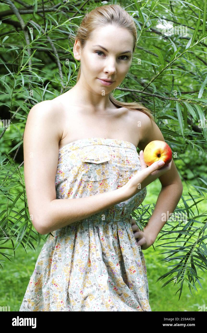 Ritratto della bella donna con la mela. Estate, ST. Pietroburgo, Russia, Europa Foto Stock