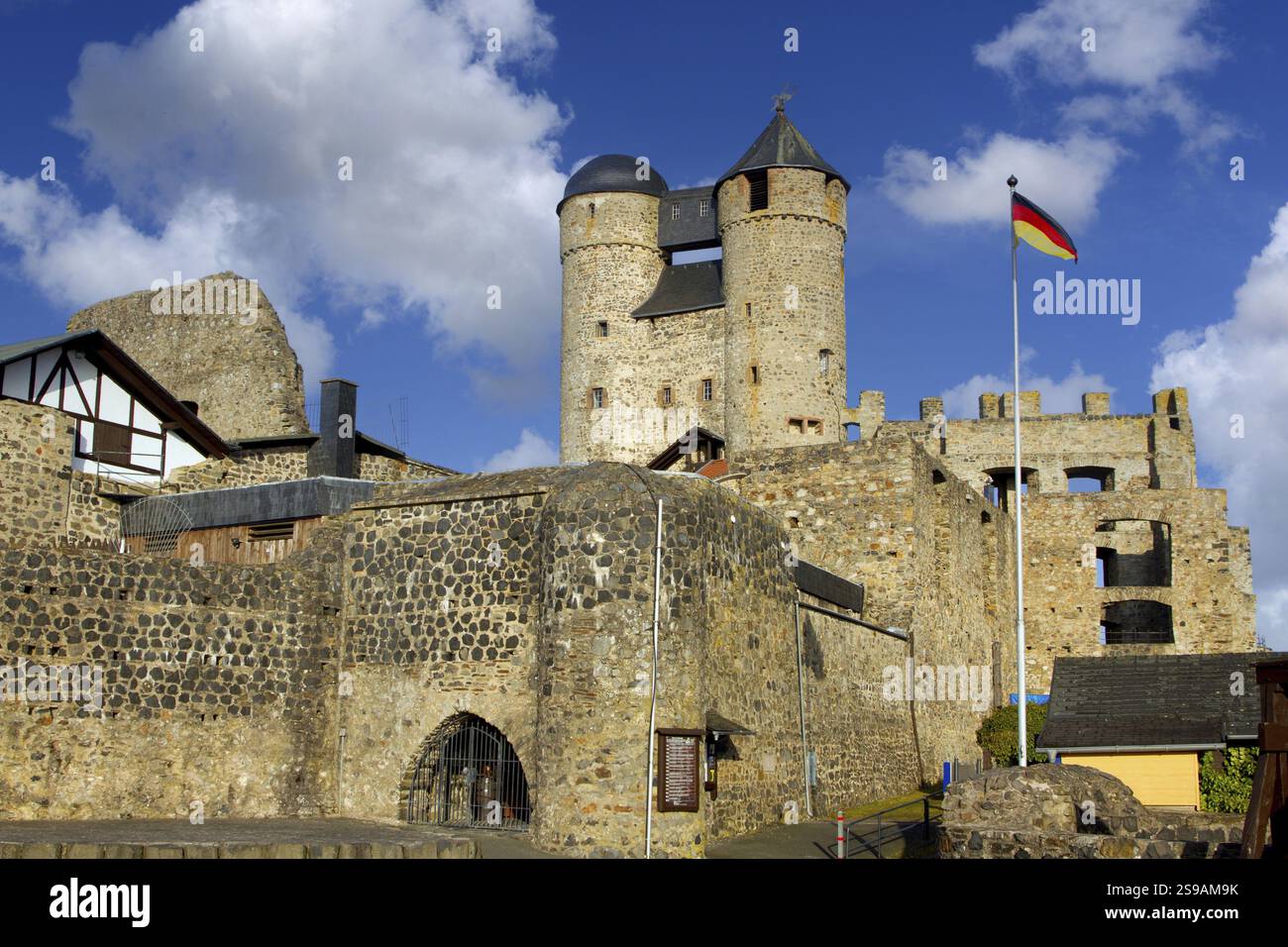 Montaggio, fotomontaggio, (M), Germania, Assia, Greifenstein, Glockenwelt, castello di Greifenstein, torri a torre, architettura, edificio storico Foto Stock
