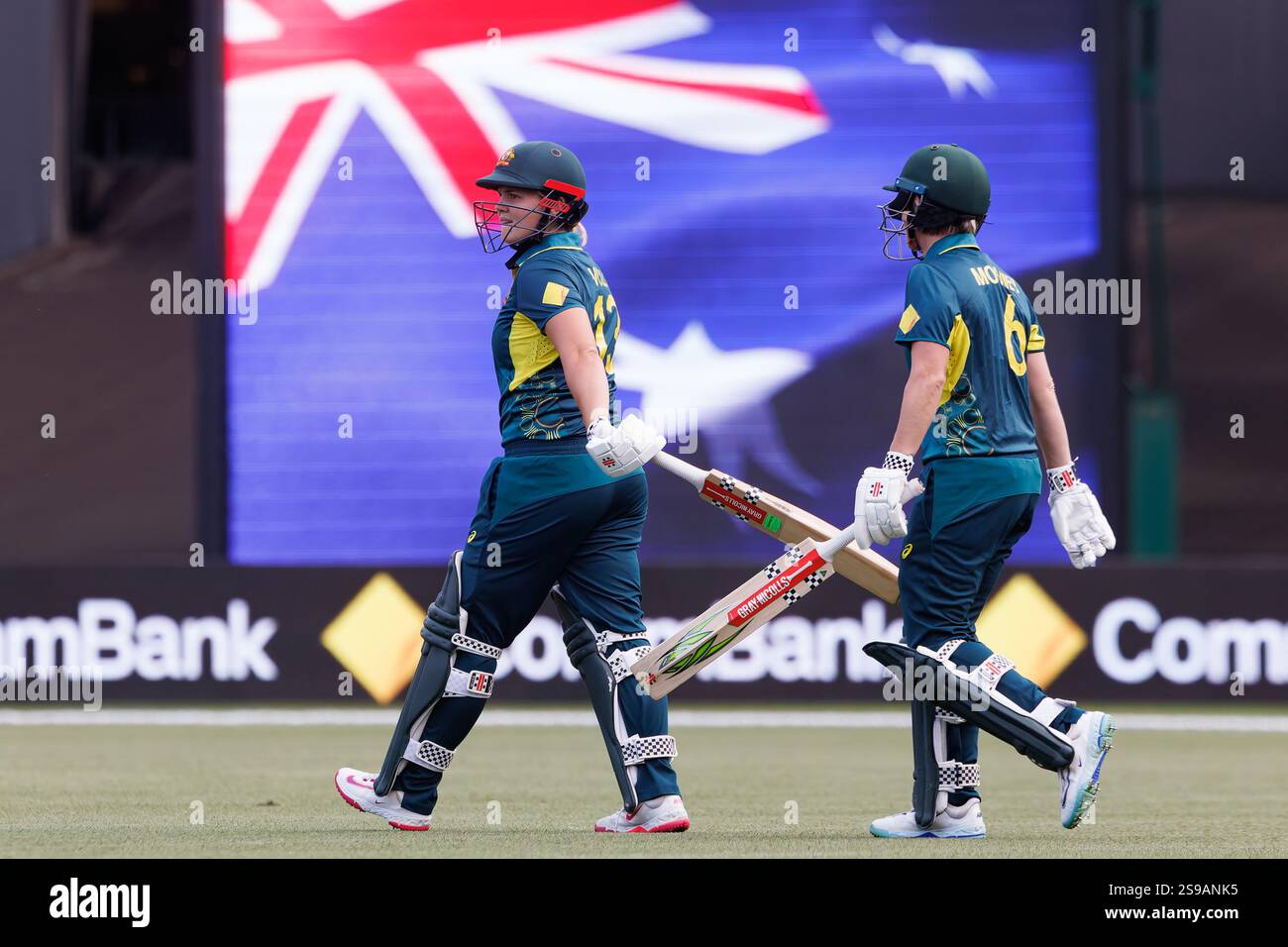 2024-2025 Women's Ashes serie T20, Adelaide Oval, Australia del Sud, Australia. Georgia VOLL (Aust) e Beth MOONEY (Aust) camminano fino al campo all'inizio della partita contro l'Inghilterra. Credito; Mark Willoughby/ALAMY Live News Foto Stock
