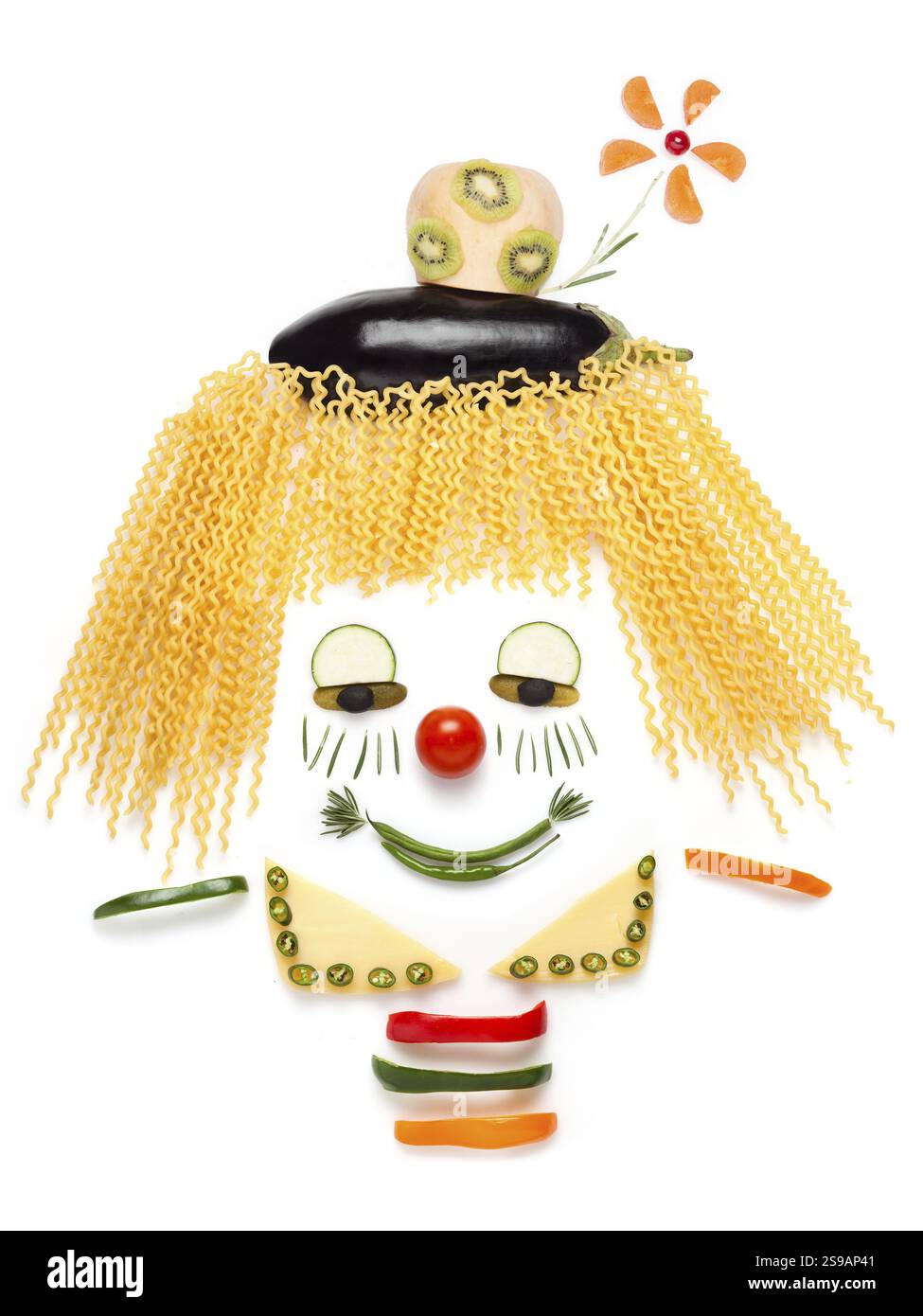 Un ritratto del timido clown fatto di verdure e pasta Foto Stock