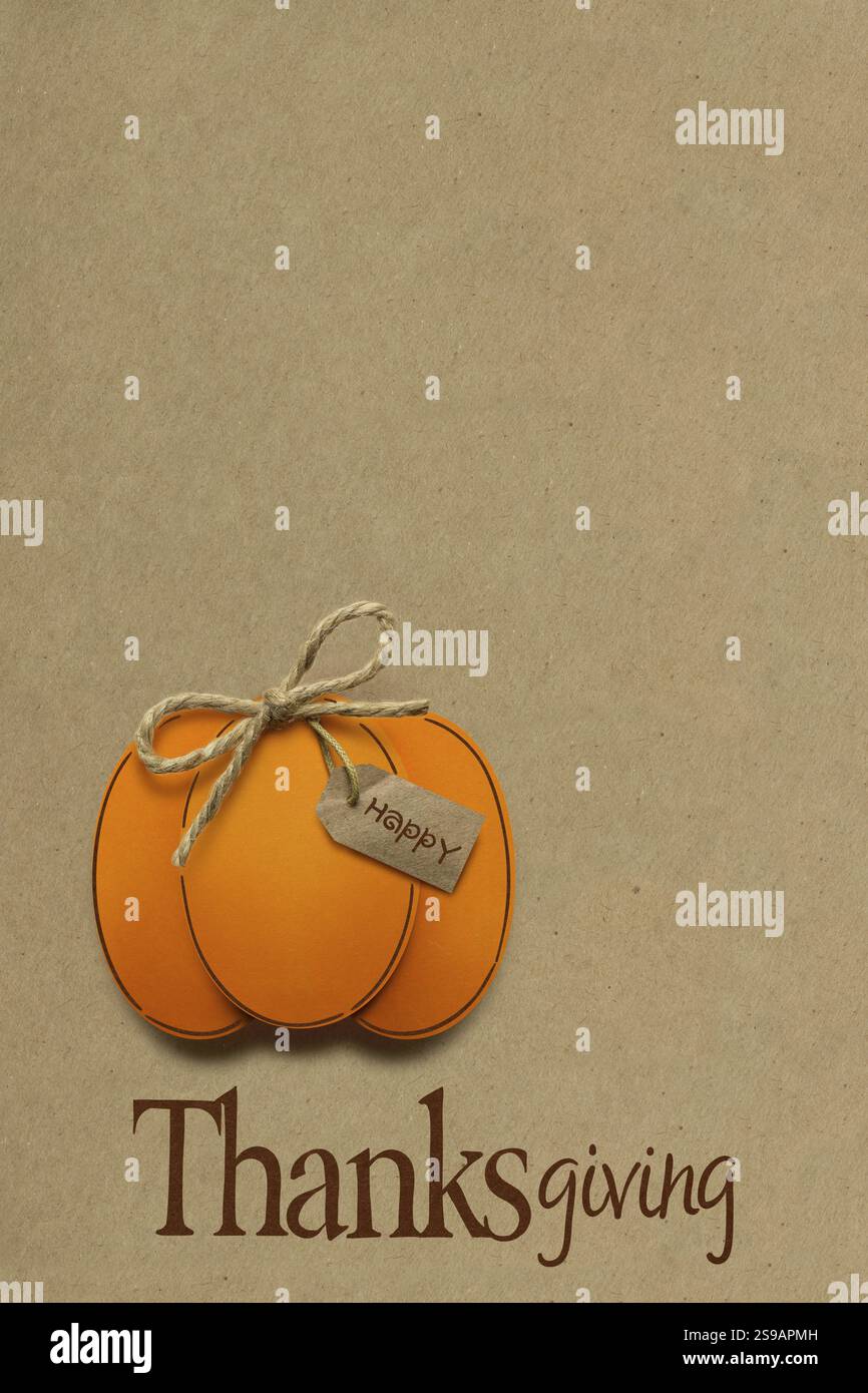 Foto creativa del giorno del Ringraziamento della zucca realizzata in carta su sfondo marrone Foto Stock