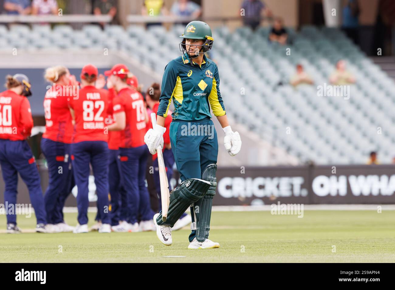 2024-2025 Women's Ashes serie T20, Adelaide Oval, Australia del Sud, Australia. Phoebe LITCHFIELD (Aust) abbandona il campo dopo essere stato licenziato dal bowling dell'inglese Sophie Ecclestone (Ing). Credito; Mark Willoughby/ALAMY Live News Foto Stock