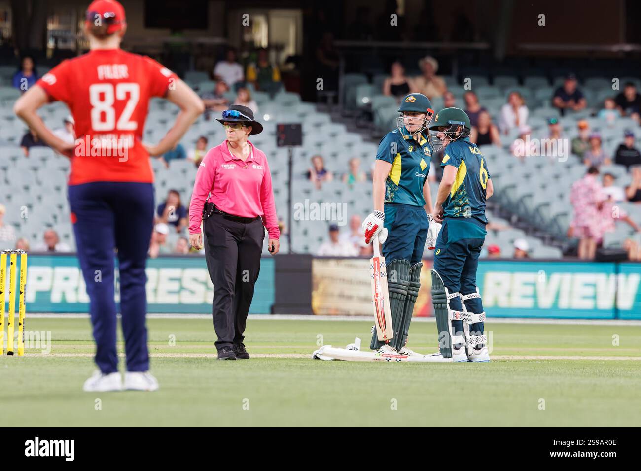 2024-2025 Women's Ashes serie T20, Adelaide Oval, Australia del Sud, Australia. Il FILER inglese Lauren (Eng) è pronto per la prossima volta, mentre i batteristi australiani Tahlia McGrath (Aust) e Beth MOONEY (Aust) discutono le tattiche al centro del campo. Credito; Mark Willoughby/ALAMY Live News Foto Stock