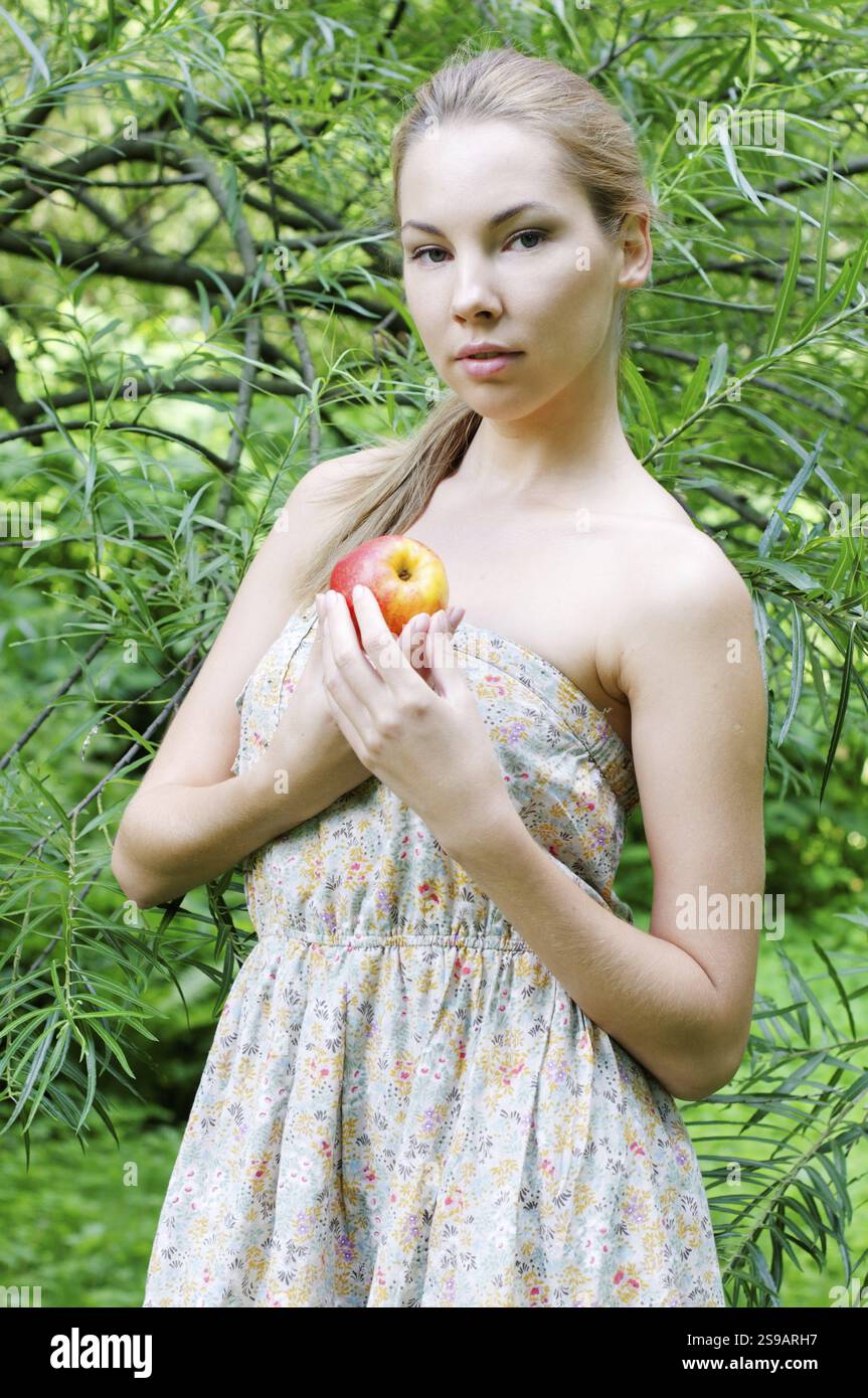 Ritratto della bella donna con la mela. Estate, ST. Pietroburgo, Russia, Europa Foto Stock