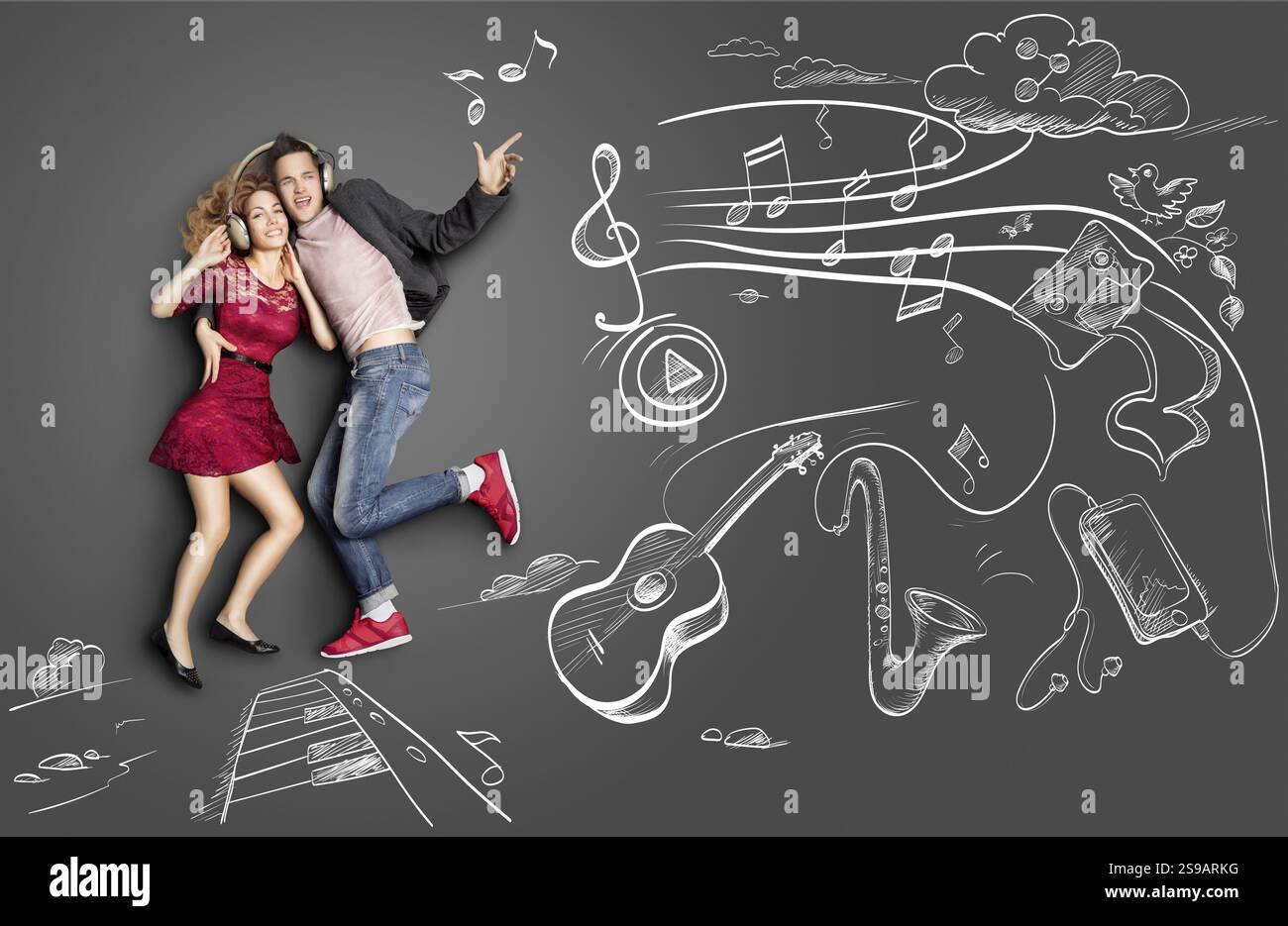 Happy valentines storia d'amore concetto di una coppia romantica che condivide le cuffie e ascolta la musica con disegni di gesso di sottofondo di musical in Foto Stock