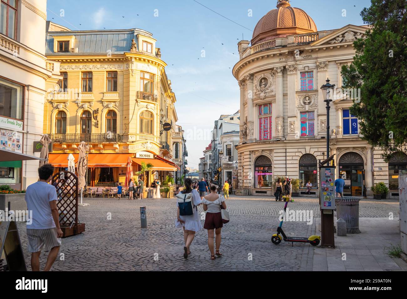 Vista sulla strada nel cuore del centro storico in una giornata estiva di sole a Bucarest, Romania Foto Stock