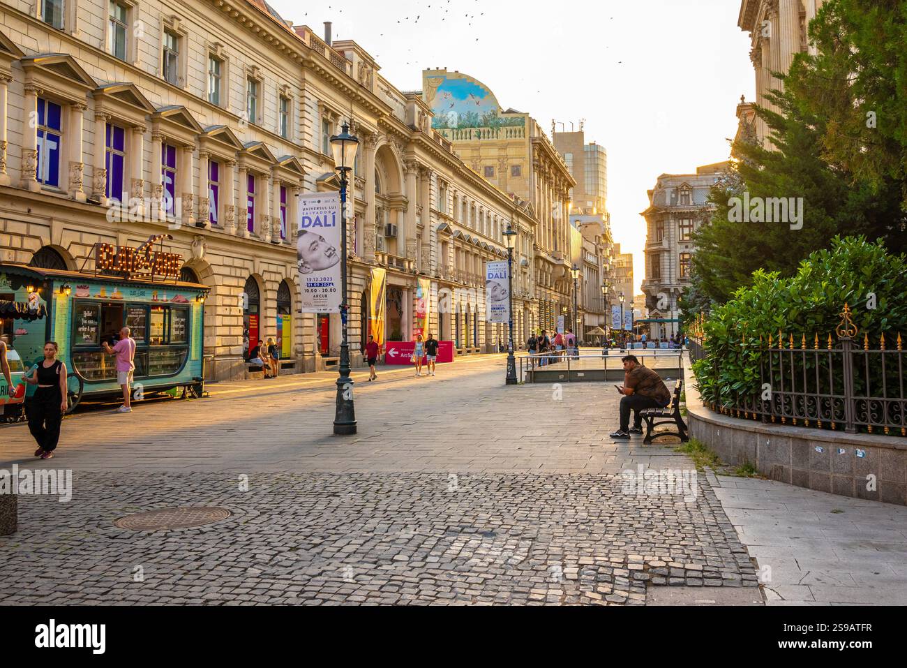 Vista sulla strada di una strada asfaltata nella storica città vecchia di Bucarest in Romania Foto Stock