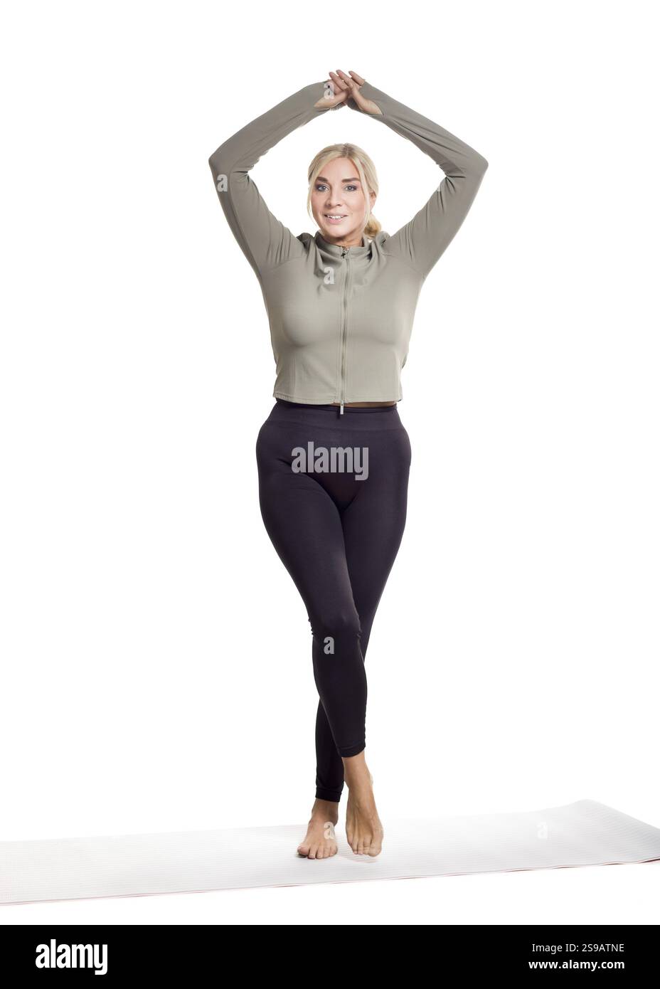 Donne che praticano yoga: Flessibilità ed equilibrio per uno stile di vita attivo Foto Stock