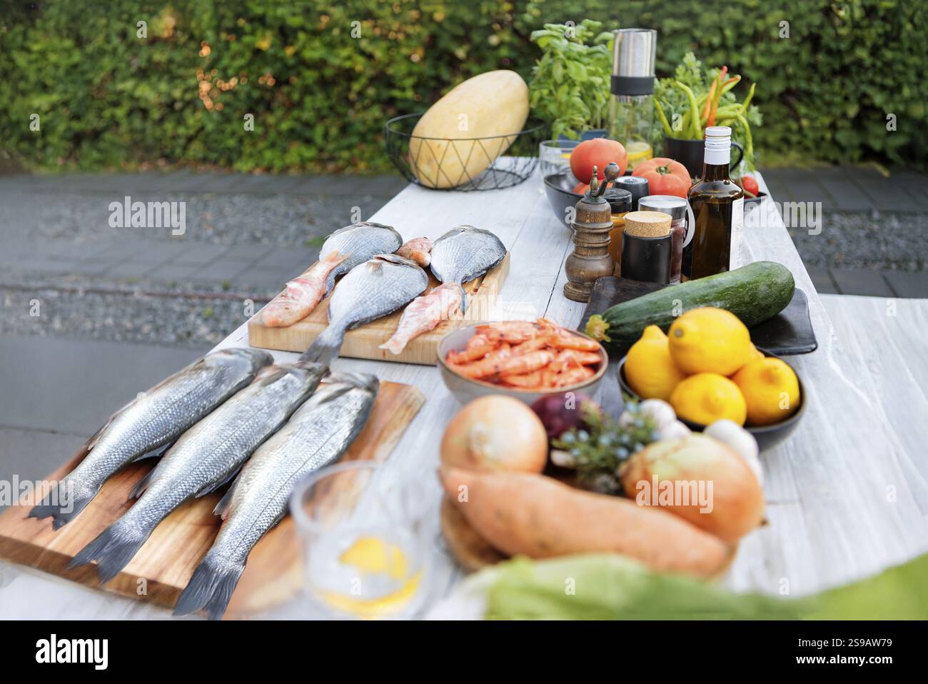 Ingredienti freschi per cucinare sul tavolo all'aperto Foto Stock