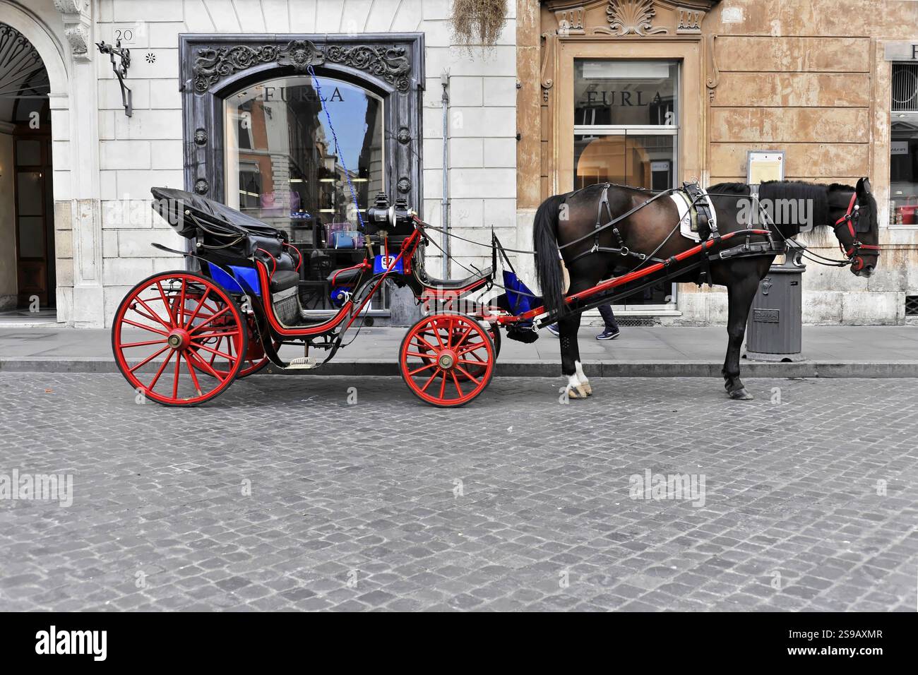 Carrozza trainata da cavalli per turisti, Roma, Lazio, Italia, Europa, tradizionale carrozza trainata da cavalli su una strada acciottolata di fronte alle facciate urbane, in Europa Foto Stock