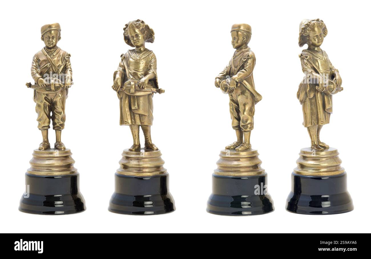 Due antiche figure in bronzo. Ragazzi e ragazze che suonano musica Foto Stock