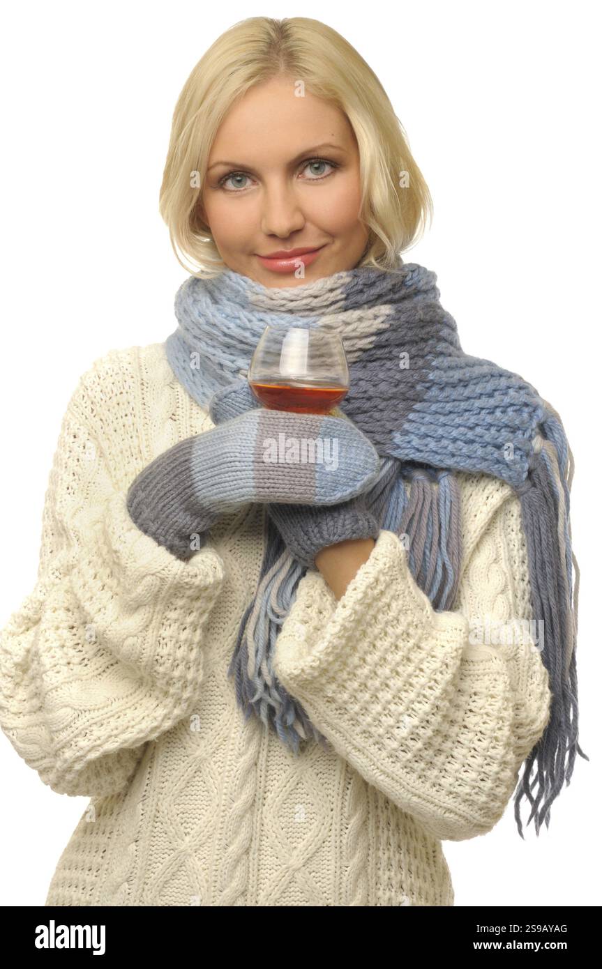 Ritratto della bella donna bionda con un bicchiere di cognac. Lei è vestita con abiti caldi. Immagine singola, ST. Pietroburgo, Russia, Europa Foto Stock