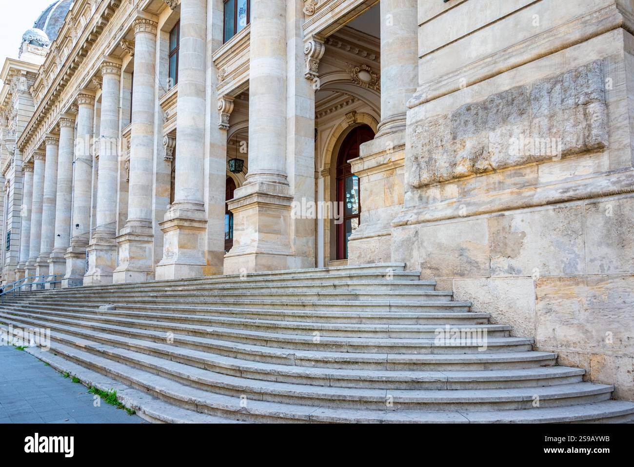 Grande ingresso: Museo nazionale di storia di Bucarest, Romania Foto Stock
