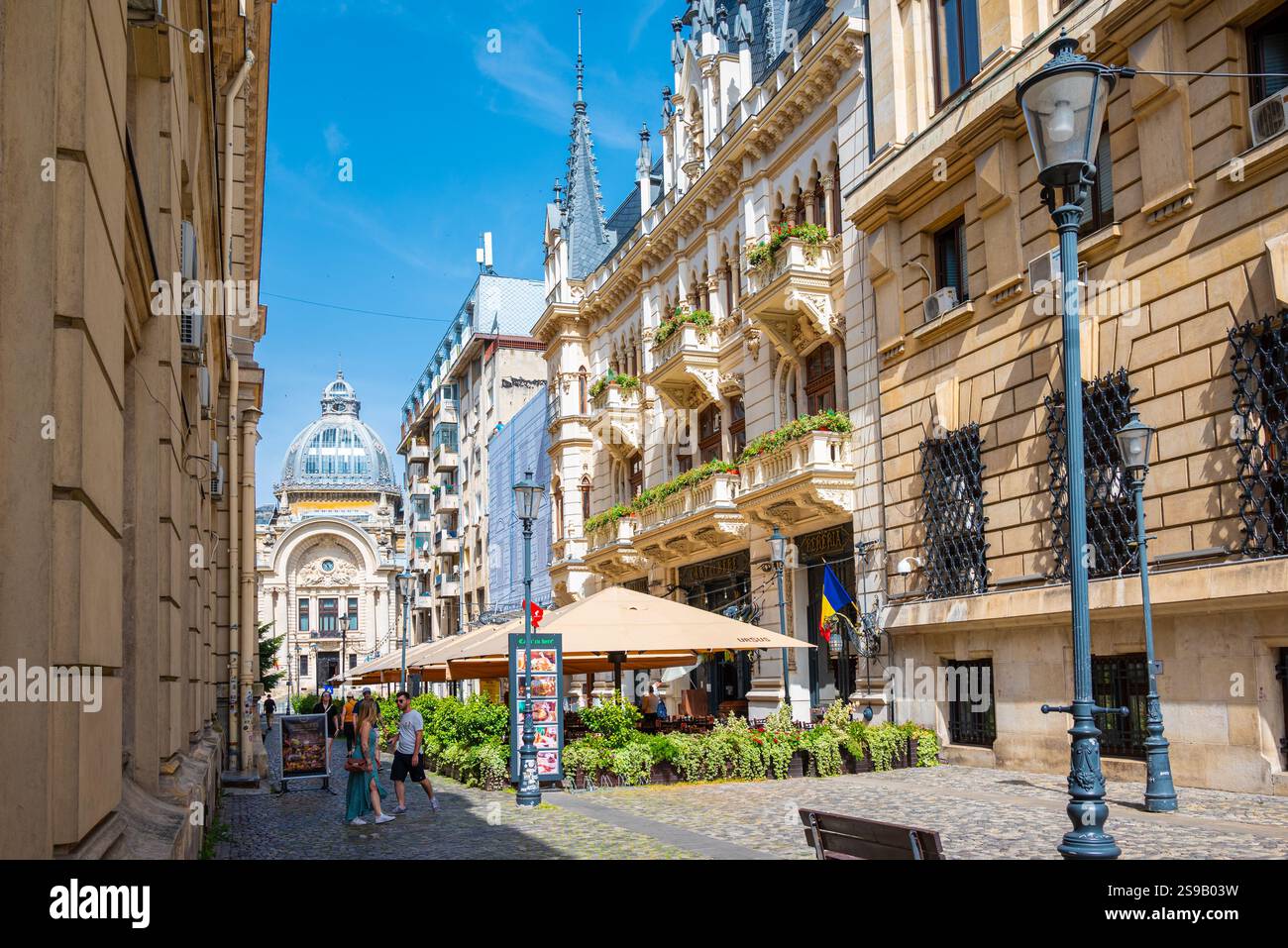 Vista sulla strada di Bucarest. Strade asfaltate ed edifici storici. Il Palazzo dei depositi e delle spedizioni - Banca CEC sullo sfondo Foto Stock