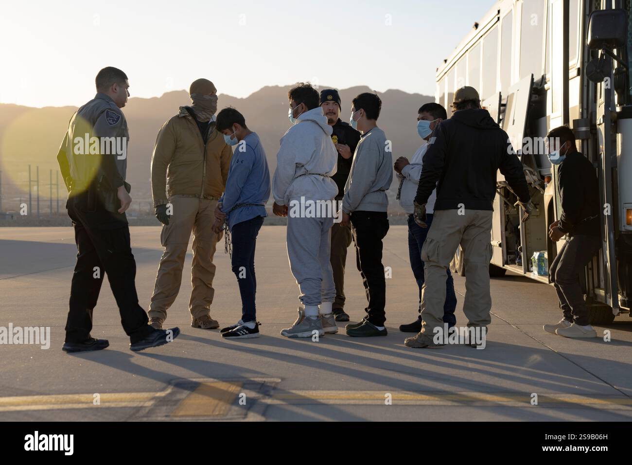 El Paso, Stati Uniti. 23 gennaio 2025. I migranti mandati senza documenti sono allineati prima di essere guidati a bordo di una U. C-17 Globemaster III della S Air Force trasportava aerei per il primo volo di rimozione in Guatemala da Fort Bliss, 23 gennaio 2025 a El Paso, Texas. I voli di rimozione erano diretti dal presidente Donald Trump ed è la prima volta che gli aerei militari sono stati utilizzati per i voli di deportazione. Crediti: Sergente 1C Nicholas De la pena/U. S Army Photo/Alamy Live News Foto Stock