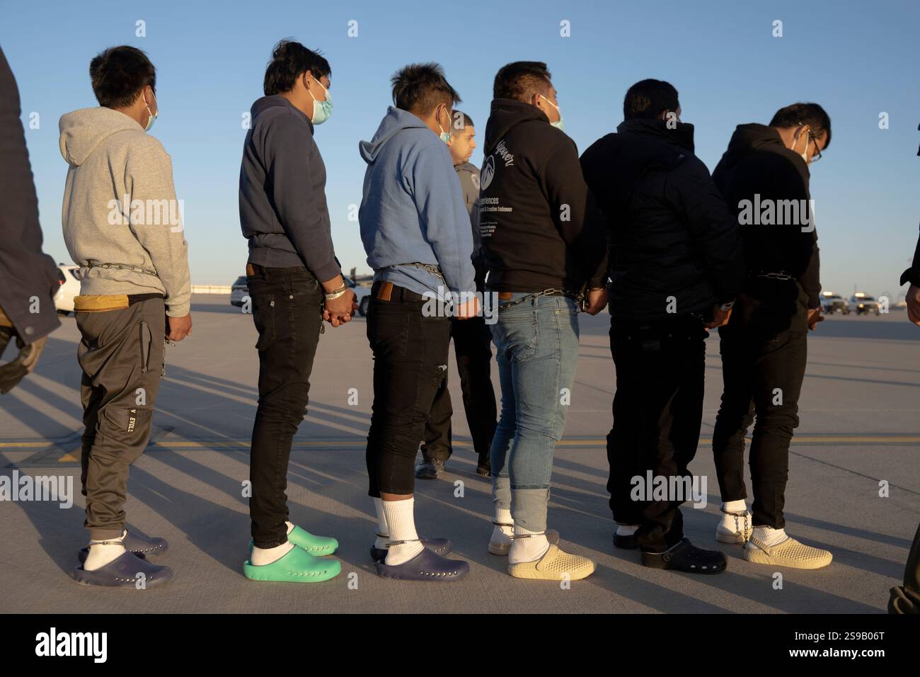 El Paso, Stati Uniti. 23 gennaio 2025. I migranti mandati senza documenti sono allineati prima di essere guidati a bordo di una U. C-17 Globemaster III della S Air Force trasportava aerei per il primo volo di rimozione in Guatemala da Fort Bliss, 23 gennaio 2025 a El Paso, Texas. I voli di rimozione erano diretti dal presidente Donald Trump ed è la prima volta che gli aerei militari sono stati utilizzati per i voli di deportazione. Crediti: Sergente 1C Nicholas De la pena/U. S Army Photo/Alamy Live News Foto Stock
