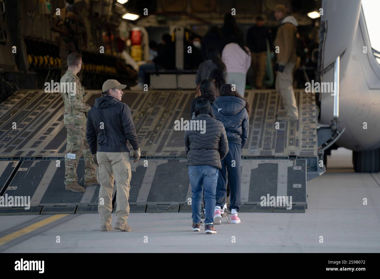 El Paso, Stati Uniti. 23 gennaio 2025. Gli agenti della dogana e della protezione delle frontiere degli Stati Uniti guidano i migranti ammanettati senza documenti a bordo di una U. C-17 Globemaster III della S Air Force trasportava aerei per il primo volo di rimozione in Guatemala da Fort Bliss, 23 gennaio 2025 a El Paso, Texas. I voli di rimozione erano diretti dal presidente Donald Trump ed è la prima volta che gli aerei militari sono stati utilizzati per i voli di deportazione. Crediti: Sergente 1C Nicholas De la pena/U. S Army Photo/Alamy Live News Foto Stock