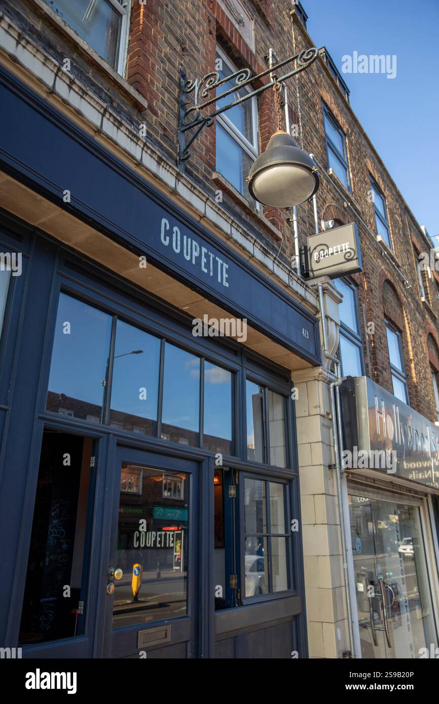 Coupette wine bar, cocktail bar in stile francese a Bethnal Green, nell'East London, Inghilterra. Settembre 2024. Crediti fotografici: Sam Mellish Foto Stock