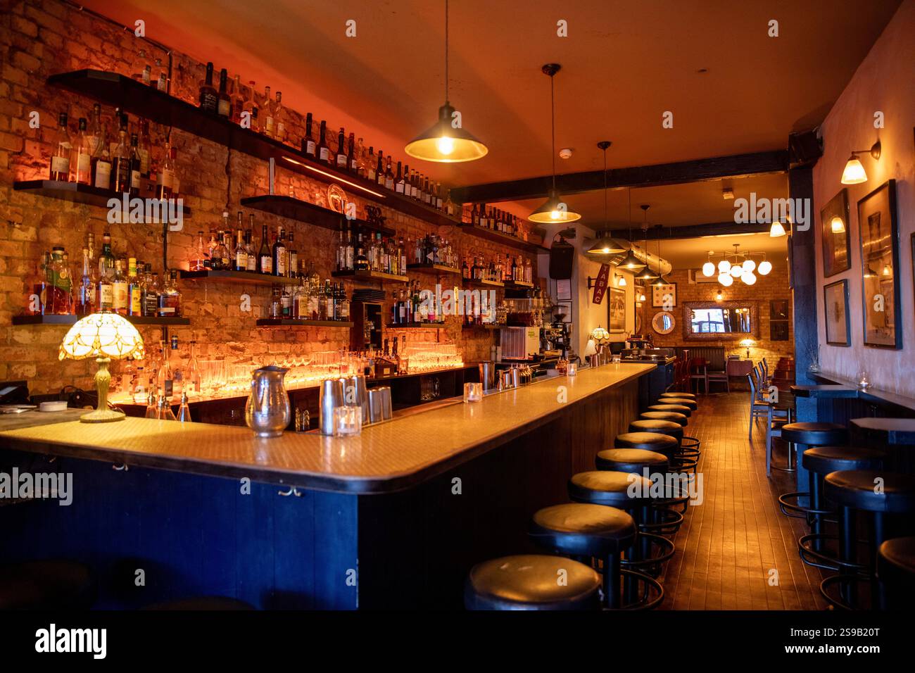 Coupette wine bar, cocktail bar in stile francese a Bethnal Green, nell'East London, Inghilterra. Settembre 2024. Crediti fotografici: Sam Mellish Foto Stock