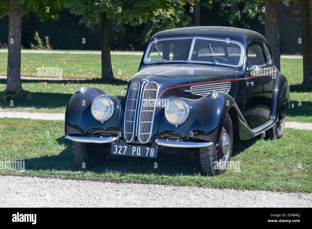 Chantilly, Francia - 3 settembre 2016: BMW 327 nera, una classica automobile pre-seconda guerra mondiale prodotta dalla BMW. Foto Stock
