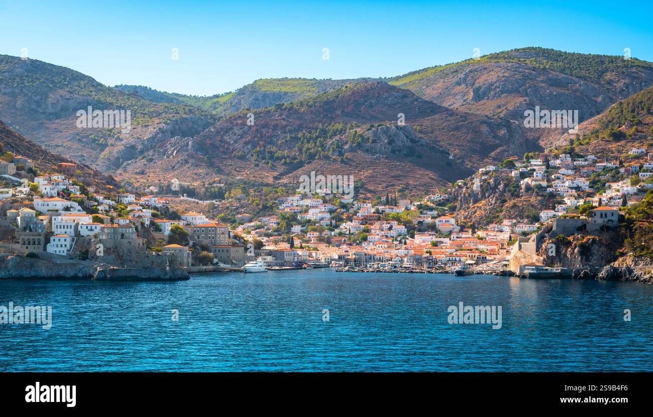 Paesaggio portuale della città di Hydra, Isole Saroniche, Grecia. Foto Stock