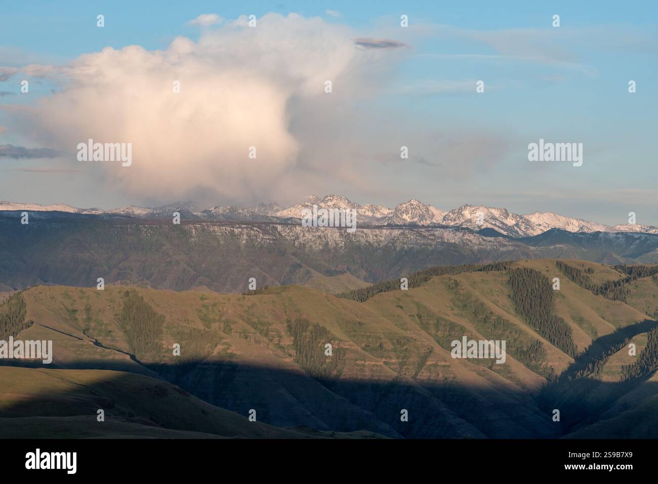 Tempesta sulle Seven Devils Mountains dell'Idaho da Hells Canyon, Oregon. Foto Stock