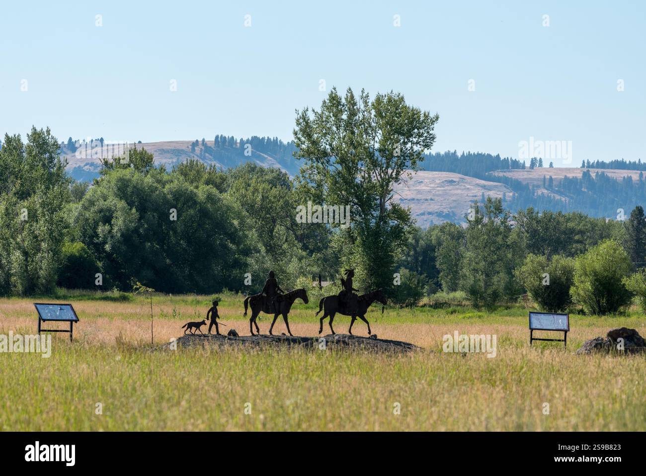 Sculture e insegne interpretative presso la patria dei Nasi forati Wallowa nella valle di Wallowa, Oregon. Foto Stock