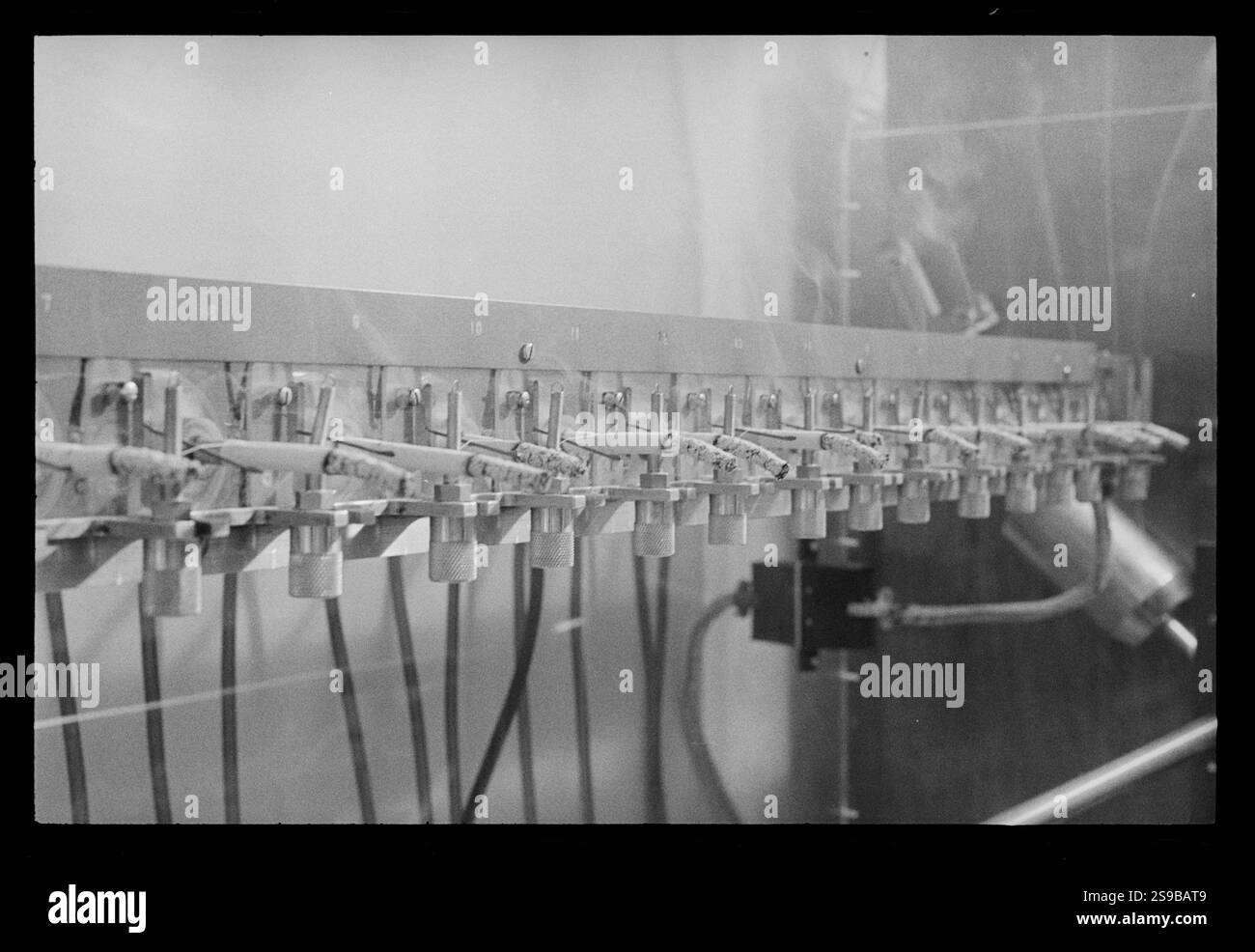 Macchina della Federal Trade Commission (FTC) per testare catrame e nicotina generati da sigarette fumanti, Washington, District of Columbia, 28 novembre 1967. Foto di Warren K Leffler/U S News and World Report Collection Foto Stock