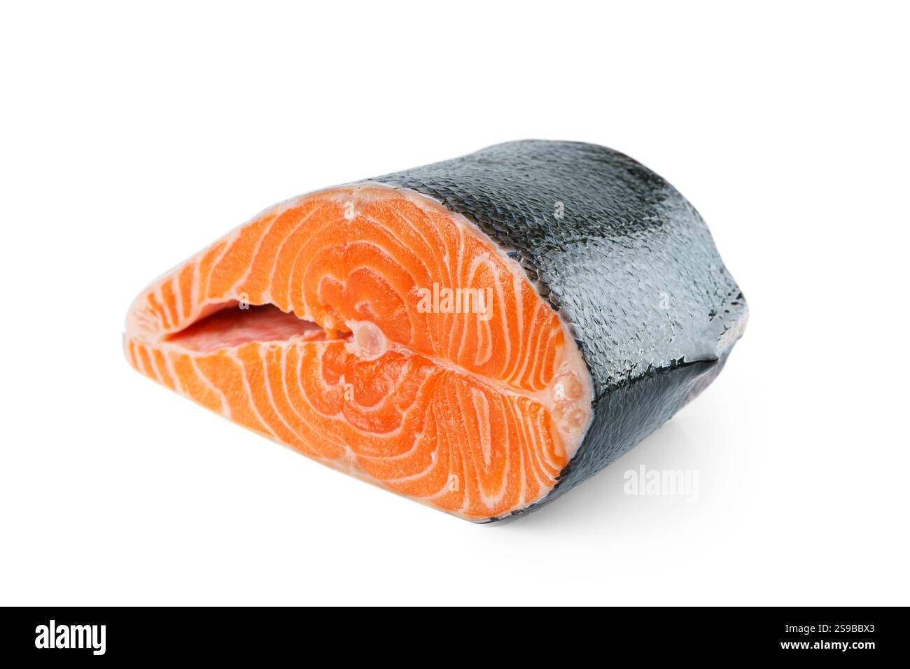 Bistecca fresca di salmone o trota, isolata su fondo bianco. Filetto di carne di pesce a fette da vicino, frutti di mare, cibo vegetariano e ingredienti da cucina Foto Stock