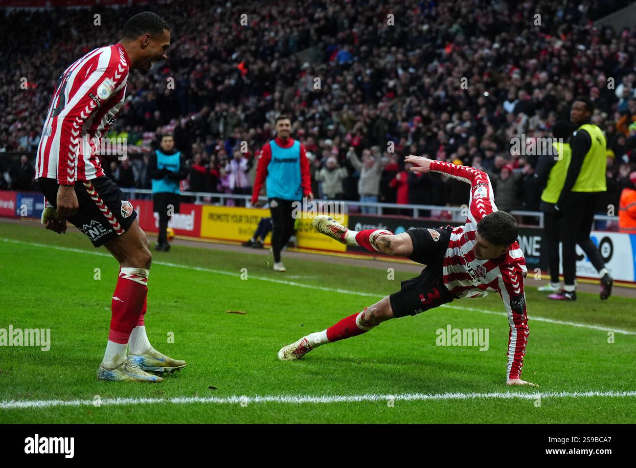 Trai Hume di Sunderland (a destra) celebra il secondo gol della squadra durante la partita del campionato Sky Bet allo Stadium of Light di Sunderland. Data foto: Sabato 25 gennaio 2025. Foto Stock